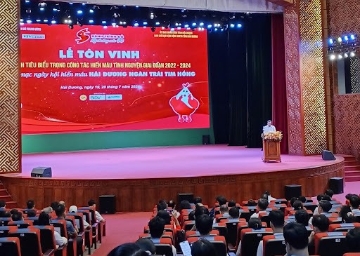 Cán bộ giáo viên trường chuyên Nguyễn Trãi hưởng ứng ngày hội hiến máu "Hải Dương ngàn trái tim hồng" lần thứ XII.
